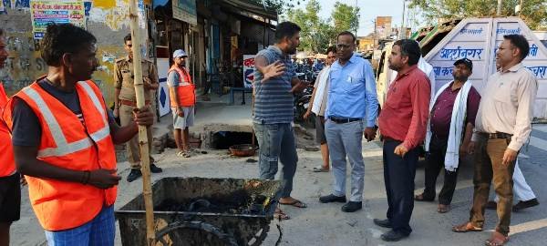 ऑरेंज अलर्ट के बीच सासनी नगर पंचायत ने जलभराव रोकने को चलाया युद्धस्तर पर सफाई अभियान