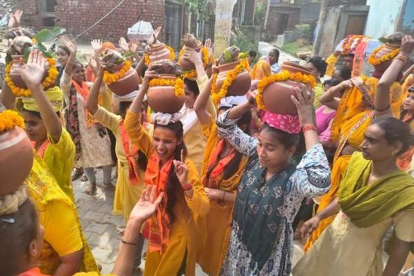 सिंघर्र में भव्य कलश शोभायात्रा के साथ श्रीमद्भागवत कथा ज्ञान यज्ञ शुरू
